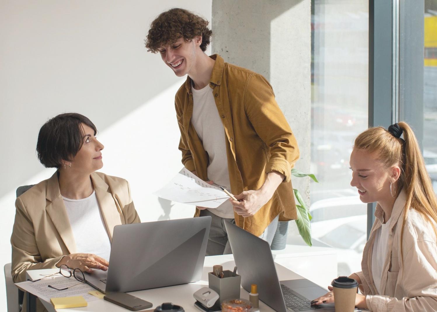 Professionnel travaillant sur des modèles financiers complexes